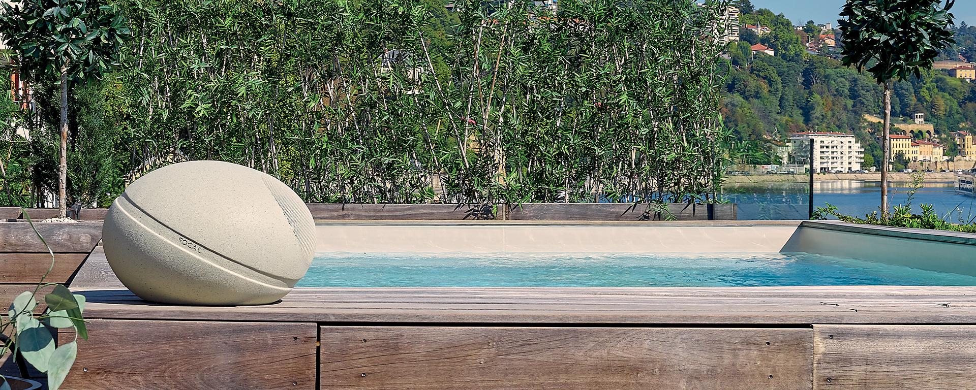 Enceinte extérieure Focal Littora dans un jardin